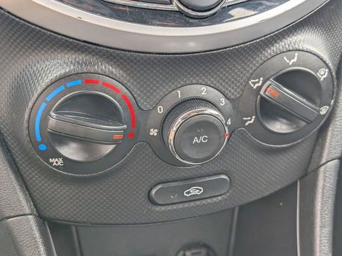 Used 2013 Hyundai Accent SE image 32