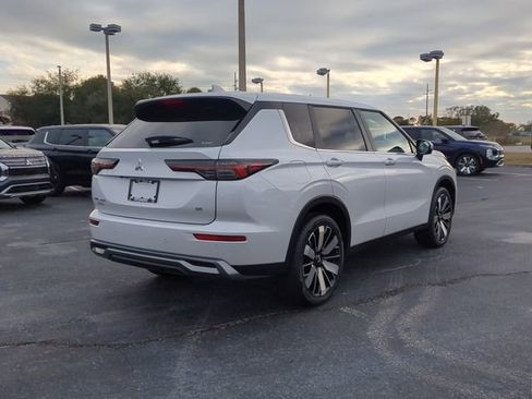 New 2025 Mitsubishi Outlander SE image 6