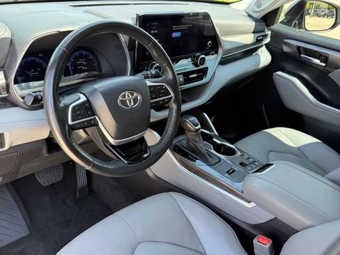 Used 2023 Toyota Highlander Limited FWD image 9