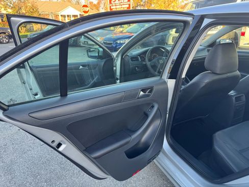 Used 2011 Volkswagen Jetta SE image 27