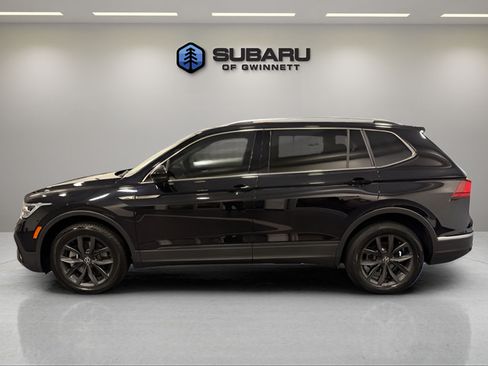 Used 2022 Volkswagen Tiguan SE w/ Panoramic Sunroof Package FWD image 2