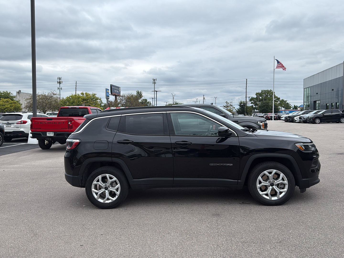 Used 2025 Jeep Compass Latitude AWD/4WD image 2