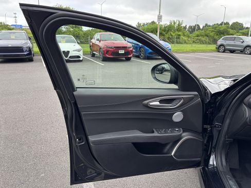 Certified 2023 Alfa Romeo Giulia Ti AWD/4WD image 32