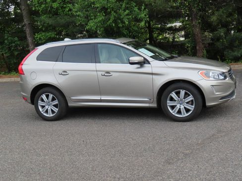 Used 2016 Volvo XC60 T6 w/ Proximity Package AWD/4WD image 7