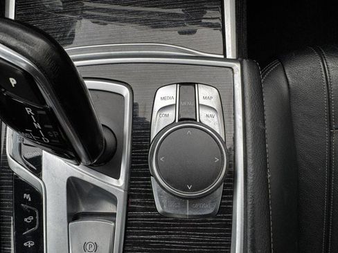 Used 2017 BMW 740i image 22