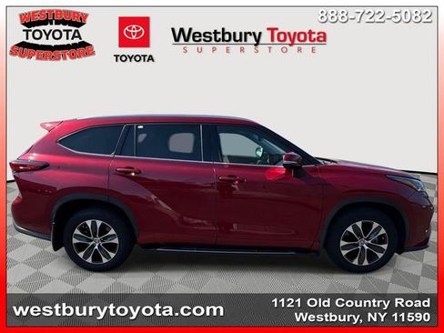 Used 2021 Toyota Highlander XLE AWD/4WD image 11