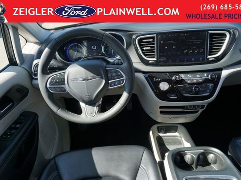 Used 2023 Chrysler Pacifica Touring-L FWD image 15