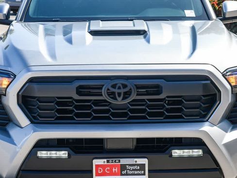Used 2025 Toyota Tacoma TRD Sport AWD/4WD image 5