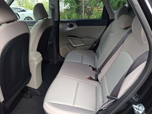 Used 2025 Kia Soul LX w/ LX Technology Package FWD image 22