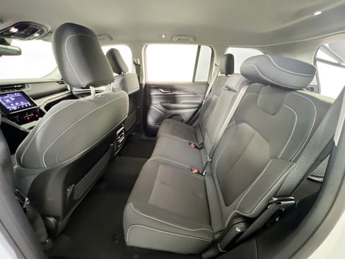 Used 2023 Jeep Grand Cherokee Laredo w/ Luxury Tech Group I AWD/4WD image 23
