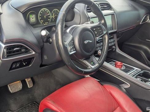 Used 2017 Jaguar F-PACE R-Sport image 10