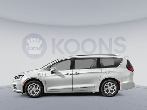 Used 2023 Chrysler Pacifica Touring-L FWD image 4