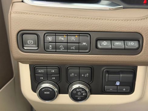 Used 2023 GMC Yukon XL Denali w/ Advanced Technology Package image 28