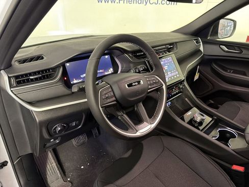 New 2025 Jeep Grand Cherokee L Laredo image 14