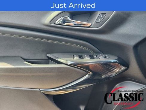 Used 2024 Chevrolet Trax LT w/ Sunroof Package image 32