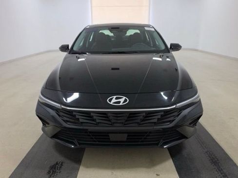 Used 2026 Hyundai Elantra Limited FWD image 2