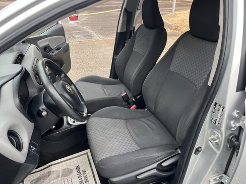 Used 2015 Toyota Yaris L image 10