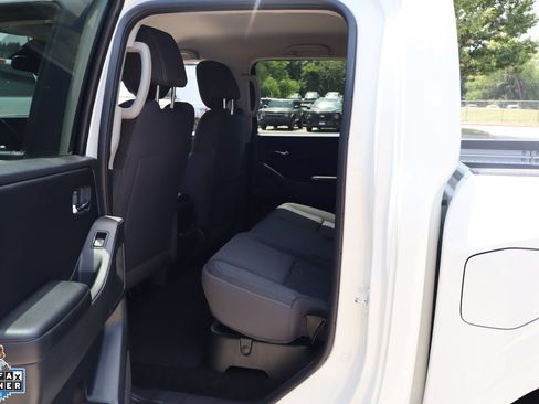 Used 2025 Nissan Frontier SV w/ SV Convenience Package RWD image 25