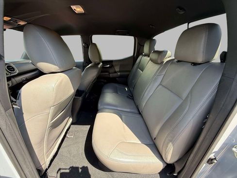 Used 2018 Toyota Tacoma TRD Sport w/ Technology Package AWD/4WD image 18