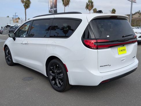 New 2026 Chrysler Pacifica Limited w/ Uconnect Theater Family Group image 7