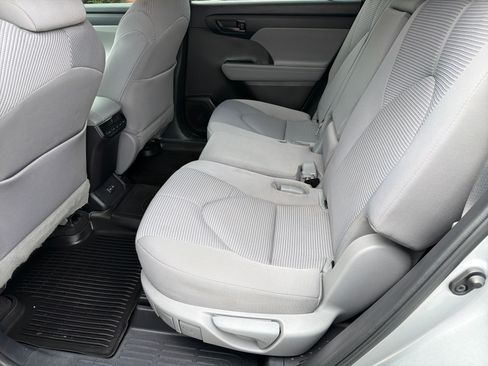 Used 2023 Toyota Highlander L FWD image 5