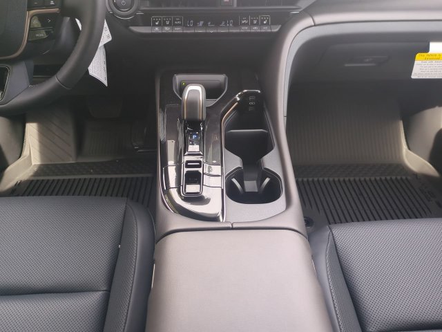 Used 2025 Toyota Crown AWD/4WD image 18