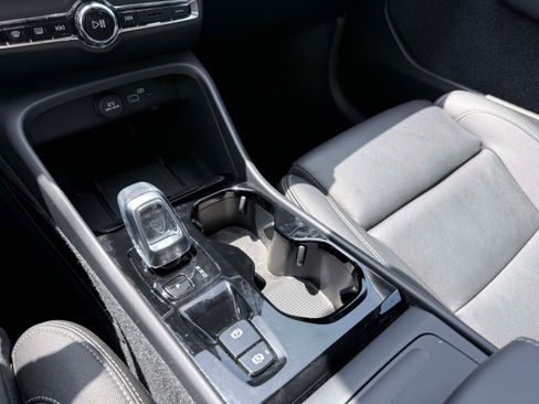 Certified 2025 Volvo XC40 B5 Plus AWD/4WD image 17