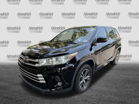 Used 2017 Toyota Highlander Plus FWD image 5
