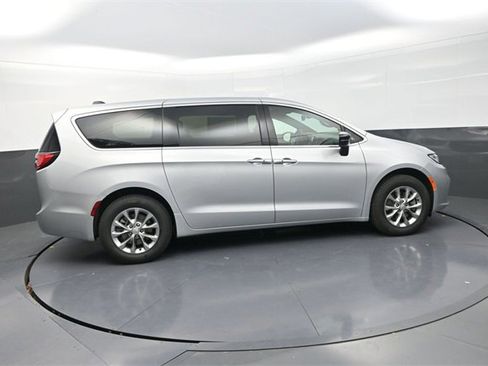 New 2026 Chrysler Pacifica Select image 8