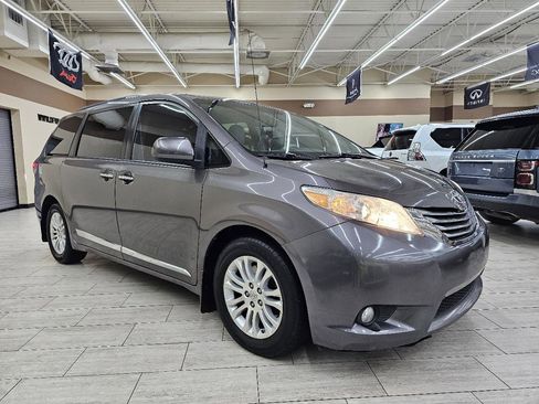 Used 2013 Toyota Sienna XLE image 5