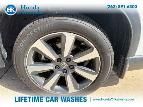 Used 2025 Honda Pilot Touring image 3