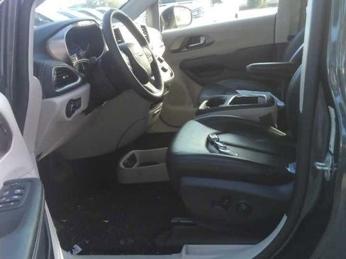 Used 2023 Chrysler Pacifica Touring-L image 8