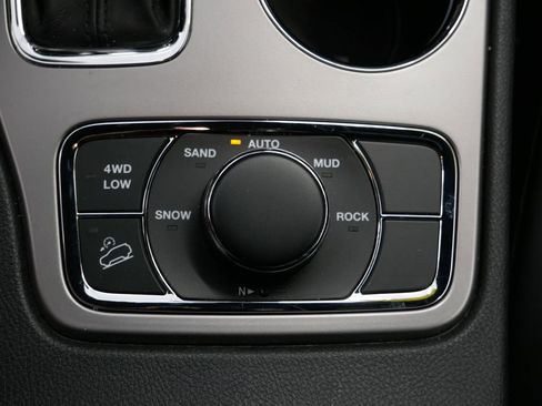 Certified 2022 Jeep Grand Cherokee Laredo X image 38