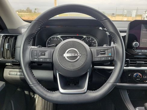 Used 2025 Nissan Pathfinder SV image 19
