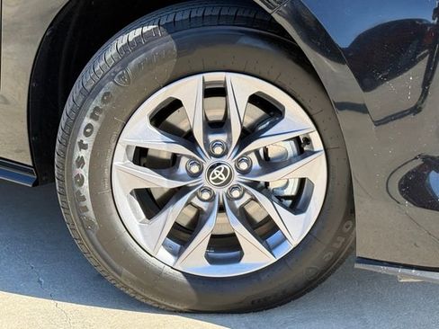 Used 2025 Toyota Sienna XLE image 2