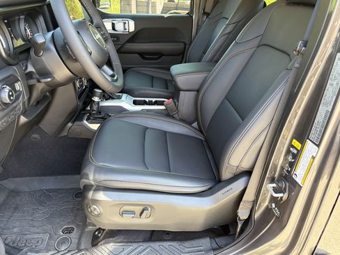 Used 2025 Jeep Gladiator Sport AWD/4WD image 9