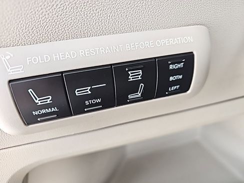 Used 2014 Chrysler Town & Country Touring-L image 24