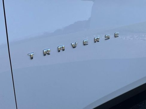 Used 2023 Chevrolet Traverse LT FWD image 9