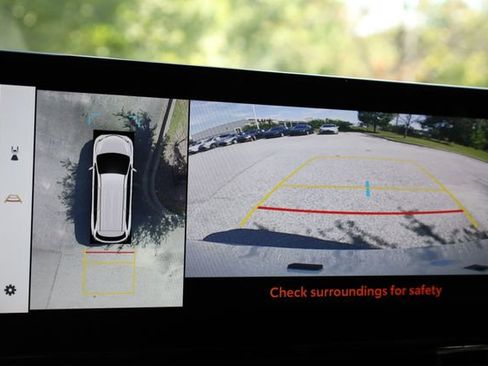 Used 2025 Toyota Sienna Platinum image 33