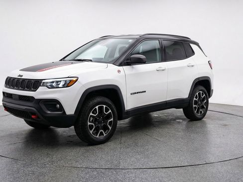 Used 2025 Jeep Compass Trailhawk image 3