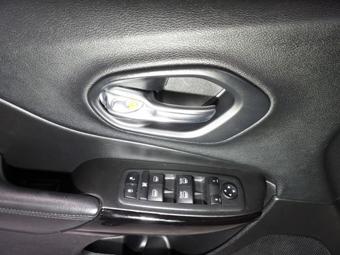 Used 2019 Jeep Cherokee Latitude Plus image 8