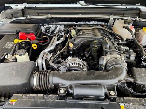Used 2025 Jeep Gladiator Mojave w/ Convenience Group AWD/4WD image 27