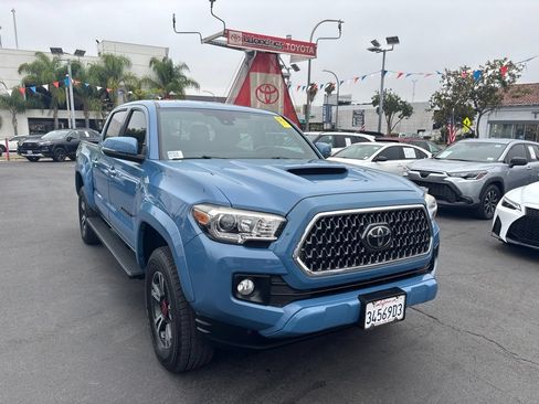 Used 2019 Toyota Tacoma TRD Sport w/ Technology Package RWD image 2