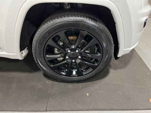 Used 2019 Jeep Grand Cherokee Altitude image 10