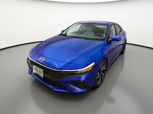 Used 2025 Hyundai Elantra Limited image 3