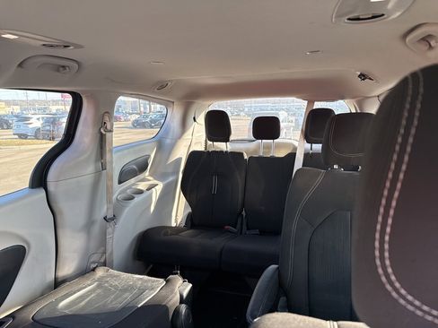 Used 2023 Chrysler Voyager LX image 7
