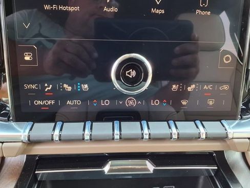 Used 2025 GMC Yukon Denali w/ Denali Reserve Package image 13