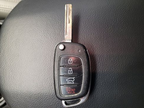 Used 2017 Hyundai Santa Fe SE image 32