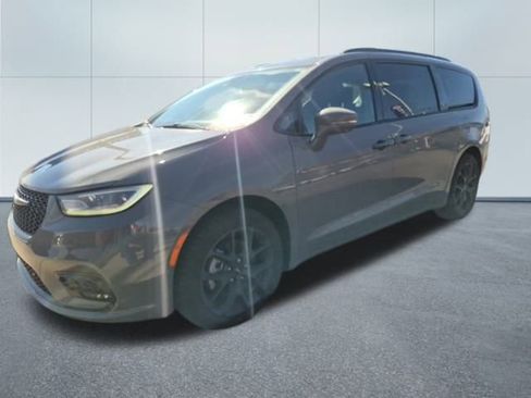 Used 2021 Chrysler Pacifica Touring-L w/ Uconnect Theater Family Group image 3