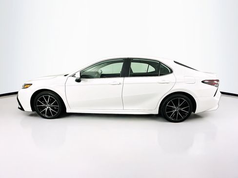 Used 2023 Toyota Camry SE image 4
